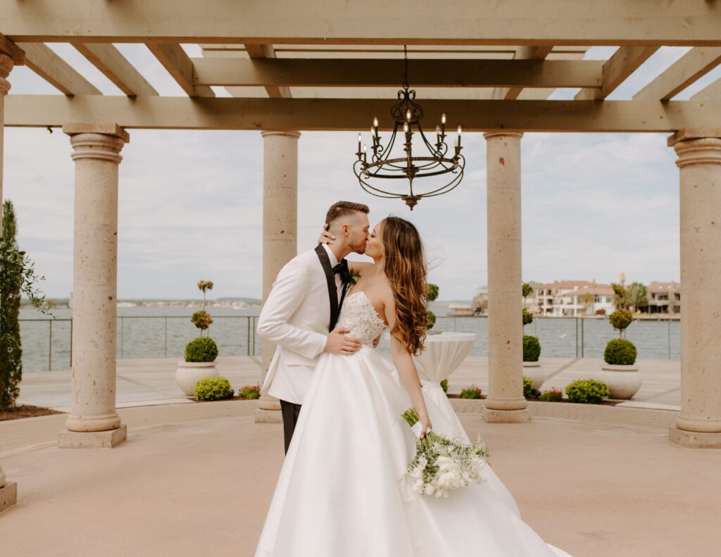 bride and groom kissing at horseshoe bay resort
