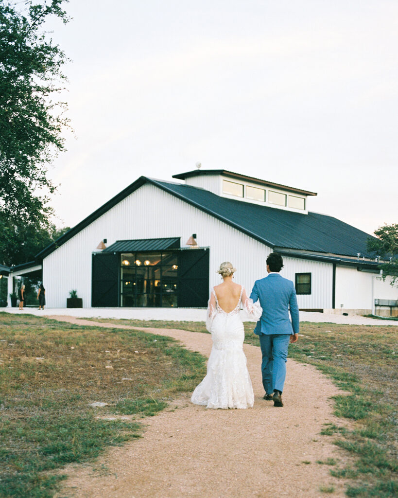 maes-ridge-modern-barn-hill-country-wedding-venue