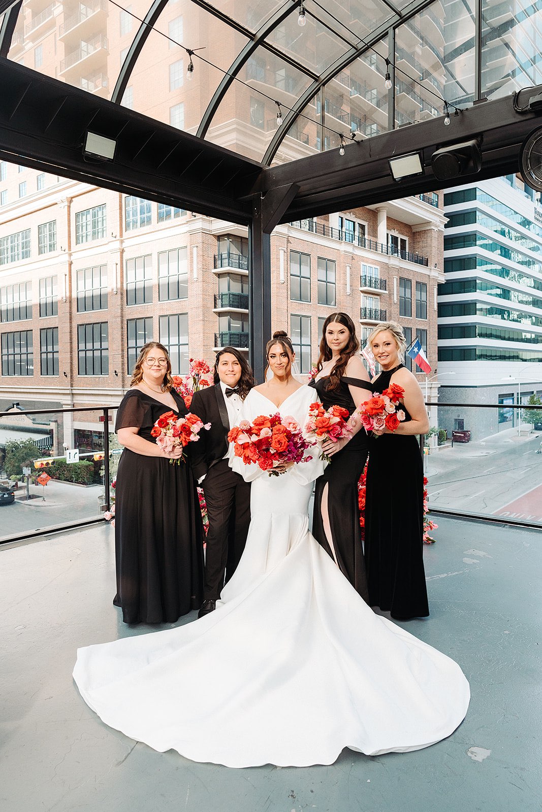 Bride with modern red bouquet with her wedding party
