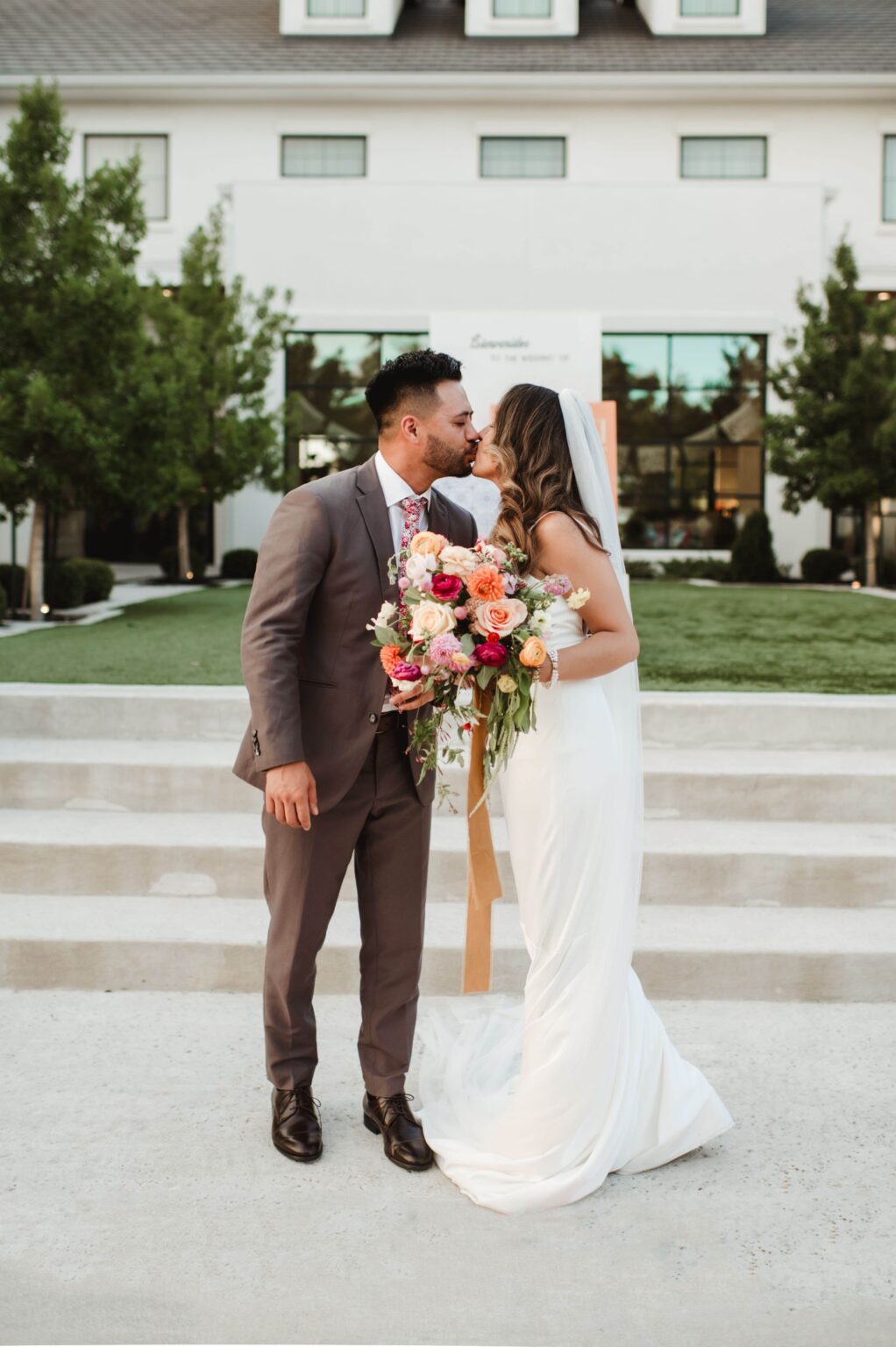 Colorful Summer Wedding at The Arlo - biancanichole.com