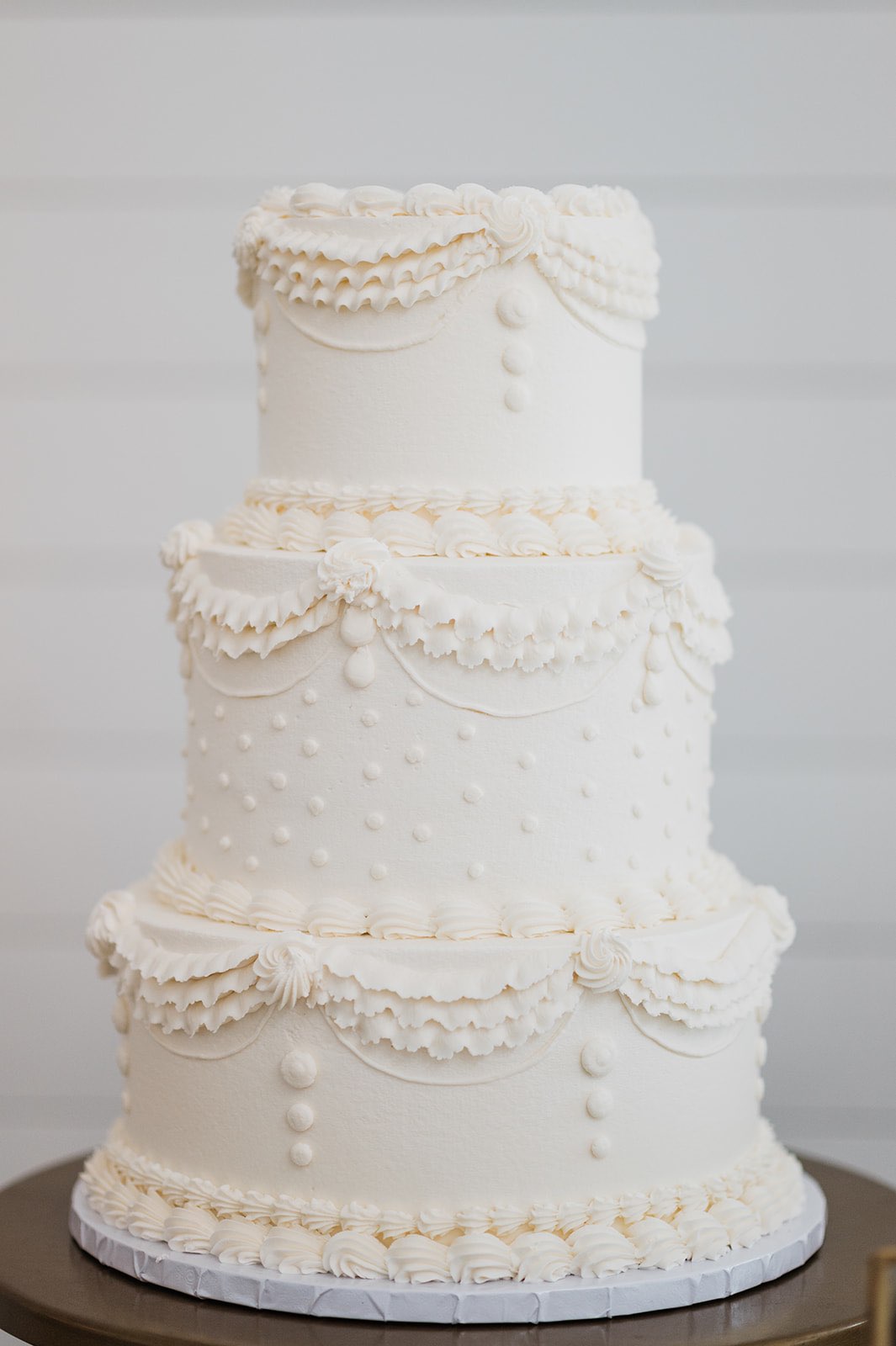 Vintage wedding design with textured white wedding cake